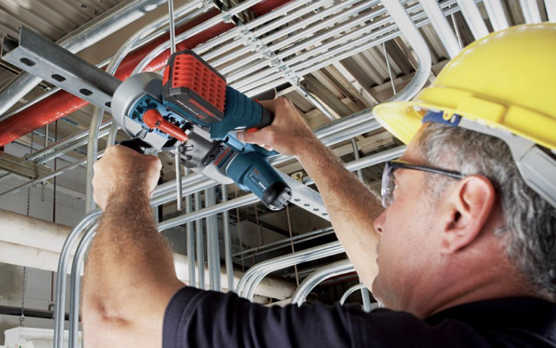 Электромонтаж в промышленном помещении